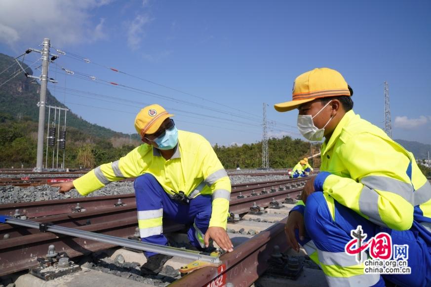 一条路连起两个国带动一片繁荣——写在中老铁路国际旅客列车开行